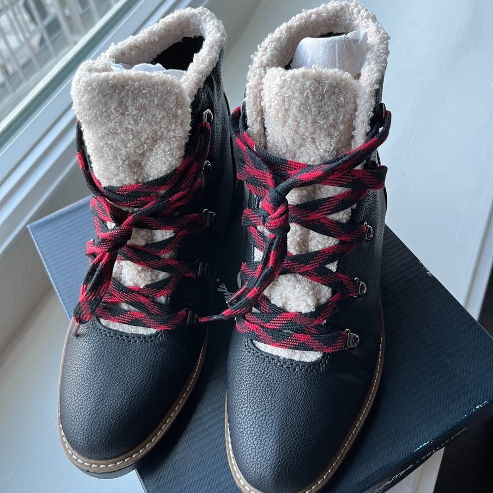 Dr. Scholl's NWT waterproof hiking boots size 7